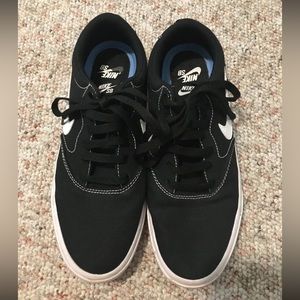 Nike SB Charge Black Canvas Sneakers Men’s 8.5, Women’s 10.5